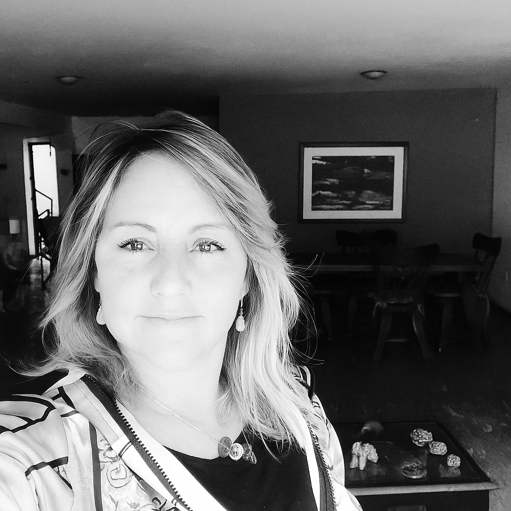 Autoretrato en habitación luminosa